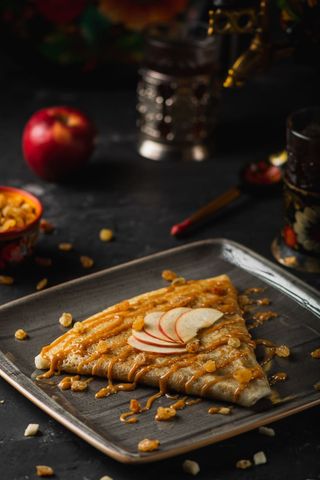 ბლინი კარამელით, ვაშლით და ქიშმიშით