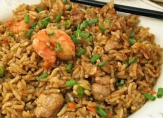 Yaki meshi frito con gambas