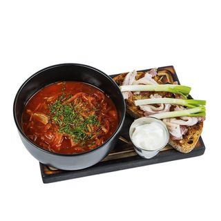 Борщ український зі свиним ребром, салом з часником та пампушками (350г)