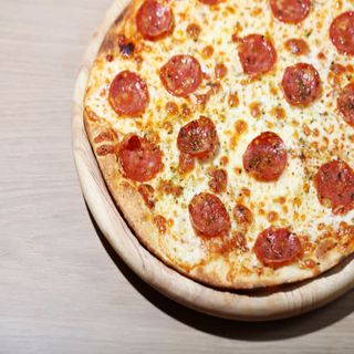 Pizza Salami Pepperoni (Mediana)