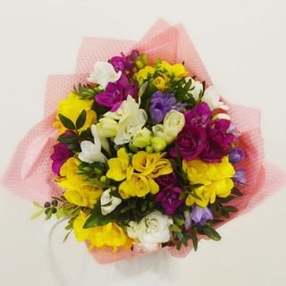 Buchet cu 25 frezii colorate