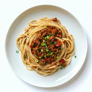 Spaghetti di soia saltati con carne piccante