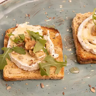 2 Tostas Con Rulo De Cabra, miel y nueces