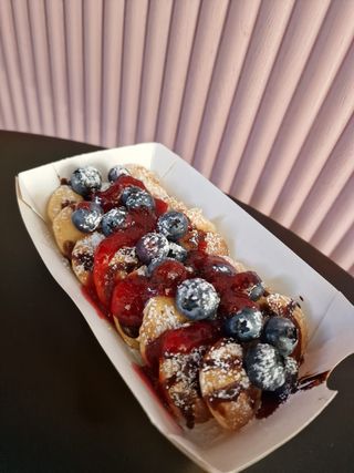 Mini palačinke s preljevom i voćem