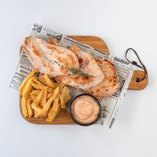 Пилешки филета с гарнитура пресни пържени картофки и сос