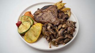 Ceafă de porc cu legume sotate