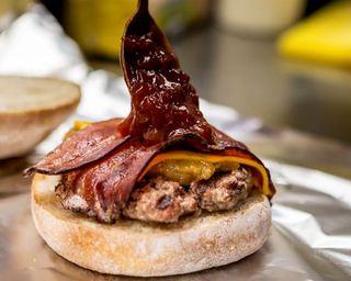 Burger Oliver. Con patatas y salsa!