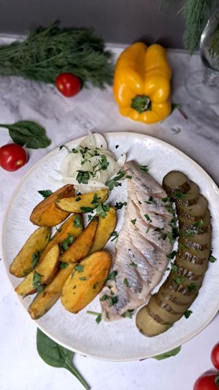 Оселедець з цибулею та картоплею