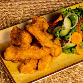 Pui in pesmet prajit cu sos maioneza si salata