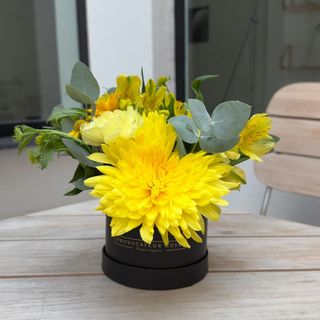 CAJA DE FLORE VARIADA AMARILLA