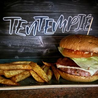 Burguer ‘ La burguesa’ con patatas. 