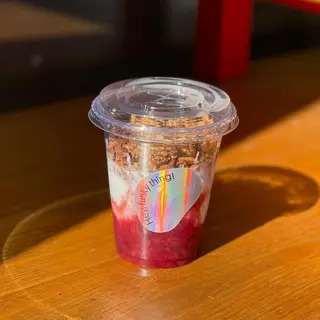 Copa De Fruta Con Granola Y Yogur