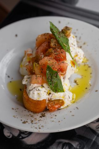Bruschetta con pomodorino Camone,  Burrata di Andria e olio al basilico.