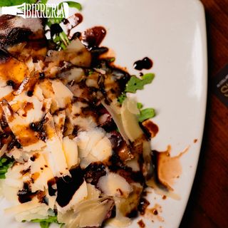 Tagliata di manzo con rucola, riduzione di aceto e grana