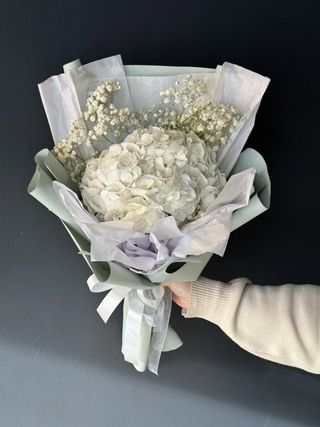 Buchet din hortensie albă cu gipsophila