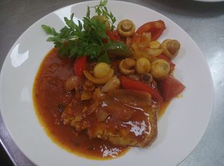 Свинина в соусе с овощами и грибочками