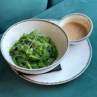 Algas wakame con salsa de nueces