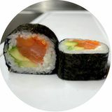 104 Futomaki De Aguacate Con Queso Y Salmón Con Masago (4 Uds.)