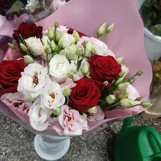 Lisanthus Rosà con  5 rose Rosse .