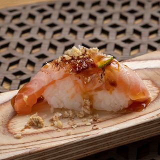 Nigiri de salmón flambeado