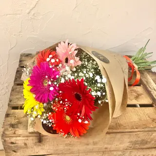 Gerberas colores según existencias. Ramo en grande.