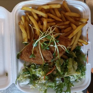 Kotlet Devolay,frytki, mix sałat 