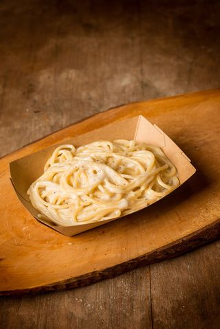 Tonnarelli (spaghetti larghi) cacio e pepe - saltati in piastra