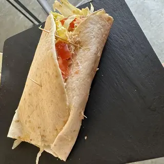 Superenrollado de Humus, Lechuga, Tomate y Queso de Untar