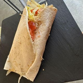 Superenrollado de Humus, Lechuga, Tomate y Queso de Untar