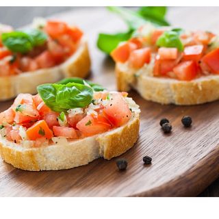 Bruschette cu roşii, busuioc şi parmezan