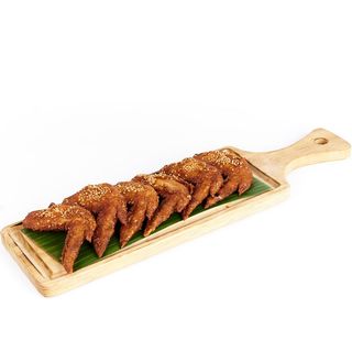 Alitas de pollo crujientes con sésamo y toque picante ( 6pzs.)