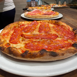 Salamino piccante al piatto