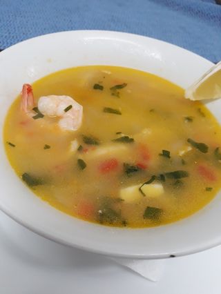 Супа от миди, скариди и бяла риба 