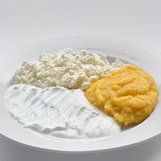 Brânză cu smântână și mămăligă