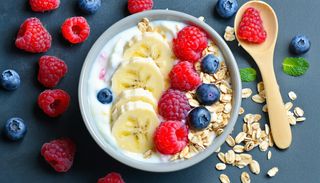 Iaurt cu musli si fructe