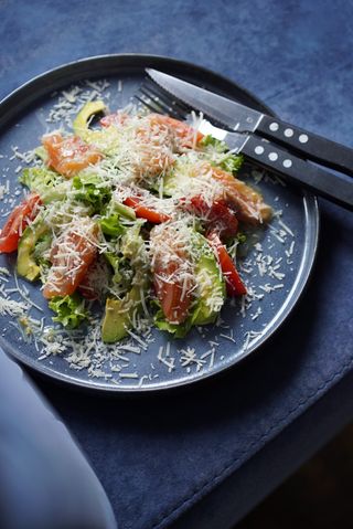 Фреш-салат зі слабосолоним лососем авокадо (220г)