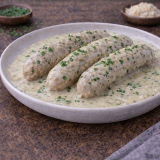 Biała kiełbasa naszego wyrobu w sosie chrzanowym