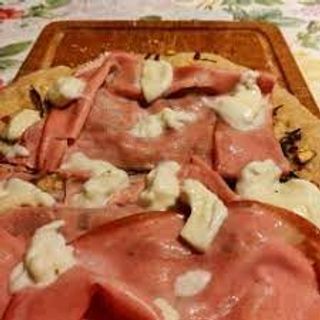 Trancio di pizza rossa con mortadella Bologna I.G.P.