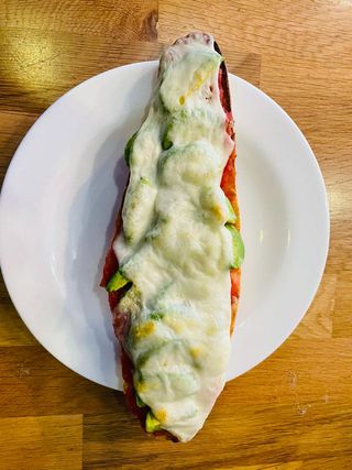 Media Tostada Tomate Aguacate Y Queso Fundido