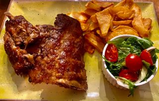 Coaste de porc cu bere neagră, cartofi prăjiți si salată