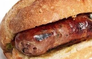 Panino con salsiccia, sale e pepe brace