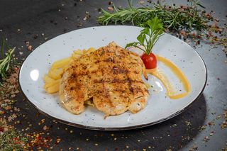 Pileći file sa žara