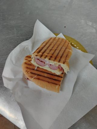 Würstel panino