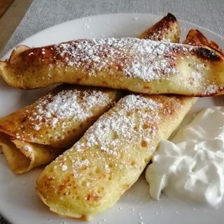 Naleśniki z białym serem i owocami sezonowymi 