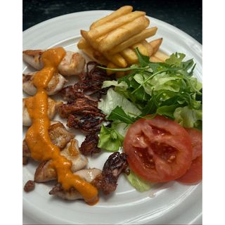 Chipirones a la andaluza, patatas fritas y ensalada