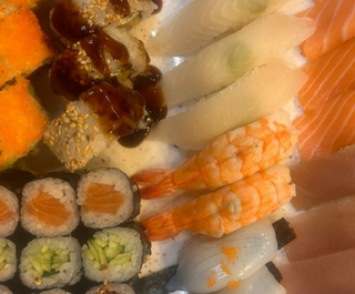 Deluxe Nigiri & Roll Set A