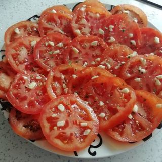 Ensalada de tomate con ajos