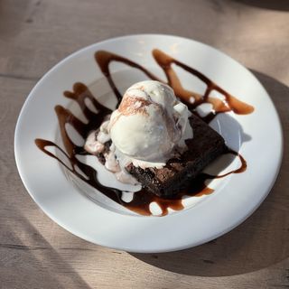 Chocolate Brownie With Vanilla Ice Cream