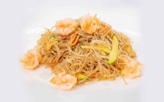 Spaghetti di riso saltati con gamberi, verdure e uovo + Edamame