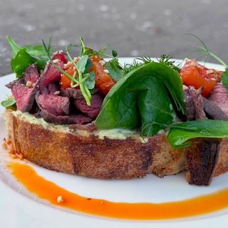 Тост з яловичиною пастрамі